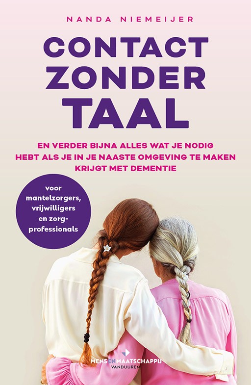 Boekomslag van Contact zonder taal - en verder bijna alles wat je nodig hebt als je in je naaste omgeving te maken krijgt met dementie. Op de omslag staat een oudere vrouw met grijs haar en een jonger meisje met kastanjekleurig haar. Beiden een vlecht. Je ziet hen op de rug, ze hebben een arm om elkaar geslagen.